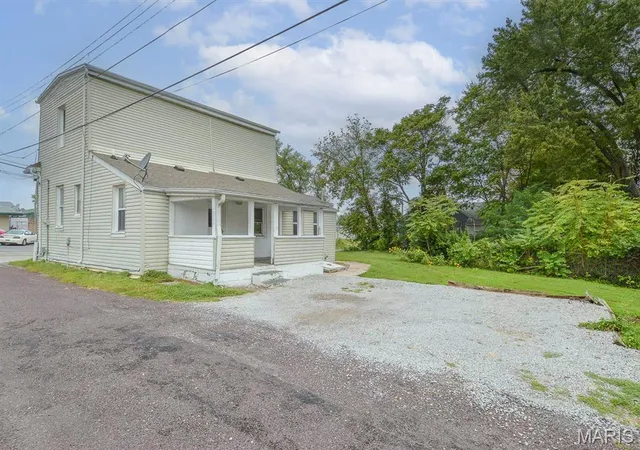 Photo 3 of Sale Pending at 8 N 16th Street, Belleville, IL 62220 | MLS# MIS26061733 | Listing updated on 2026-10-22