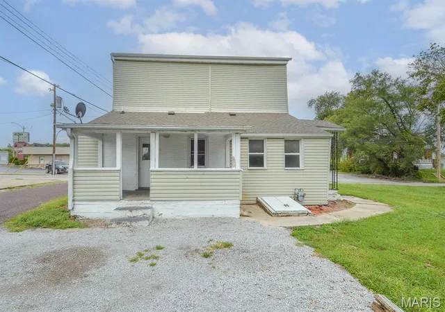 Photo 4 of Sale Pending at 8 N 16th Street, Belleville, IL 62220 | MLS# MIS26061733 | Listing updated on 2026-10-22