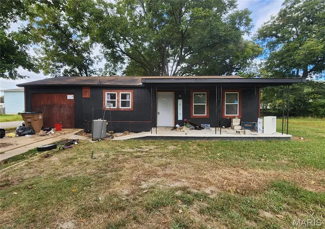 Photo 1 of Sale Pending at 309 E Victor St, Poplar Bluff, MO 63901 | MLS# MIS26061736 | Listing updated on 2026-10-05