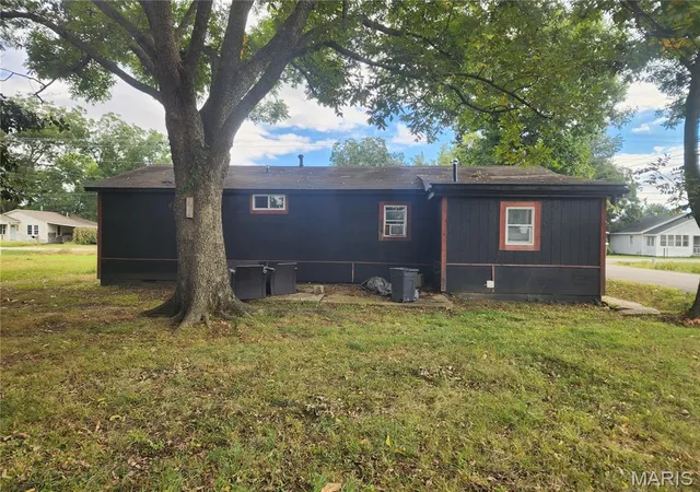 Photo 2 of Sale Pending at 309 E Victor St, Poplar Bluff, MO 63901 | MLS# MIS26061736 | Listing updated on 2026-10-05