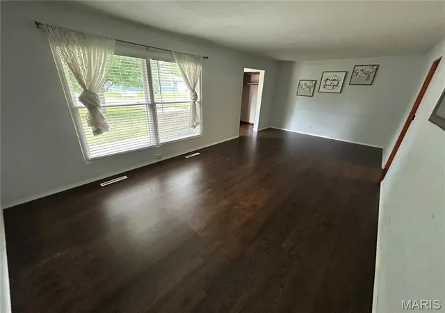 Photo 3 of Single family home for sale at 1349 Nelms Ave, Centralia, IL 62801 | MLS# MIS26061740 | Listing updated on 2026-10-05