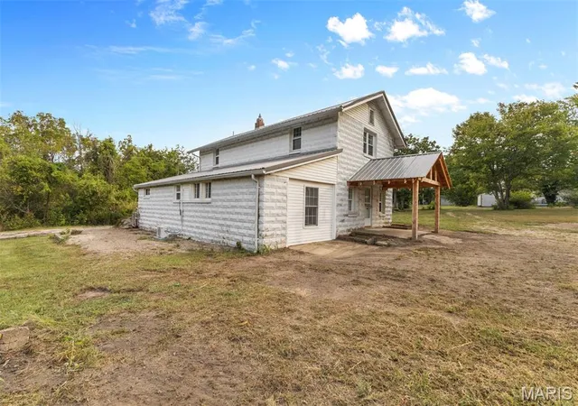 Photo 3 of Single family home for sale at 1504 Center St, Bismarck, MO 63624 | MLS# MIS26061742 | Listing updated on 2026-09-30