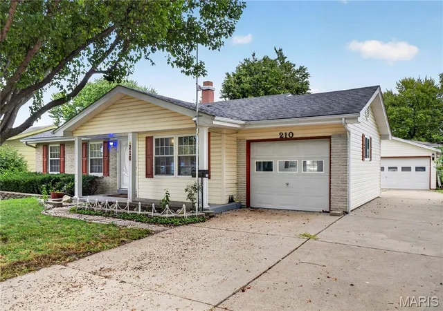 Photo 2 of Single family home for sale at 210 Raymond Dr, Florissant, MO 63031 | MLS# MIS26061757 | Listing updated on 2026-10-05