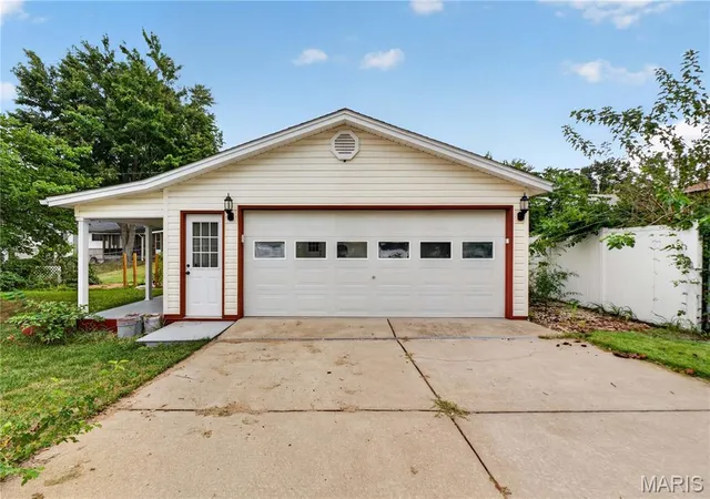 Photo 3 of Single family home for sale at 210 Raymond Dr, Florissant, MO 63031 | MLS# MIS26061757 | Listing updated on 2026-10-05