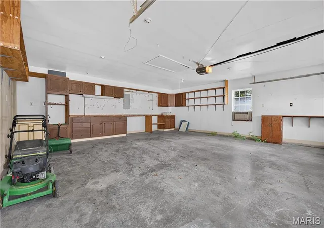 Photo 3 of Single family home for sale at 210 Raymond Dr, Florissant, MO 63031 | MLS# MIS26061757 | Listing updated on 2026-10-05