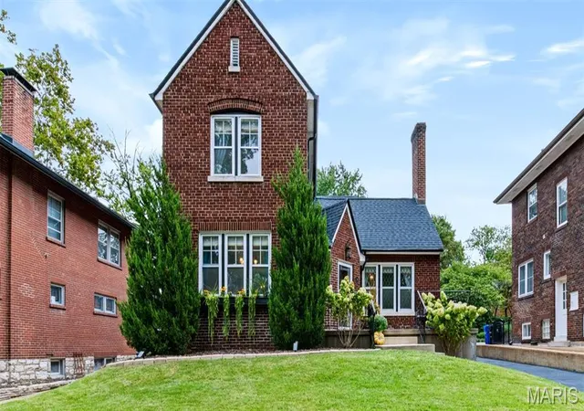 Photo 2 of Sale Pending at 760 Yale Ave, University City, MO 63130 | MLS# MIS26061758 | Listing updated on 2026-10-05