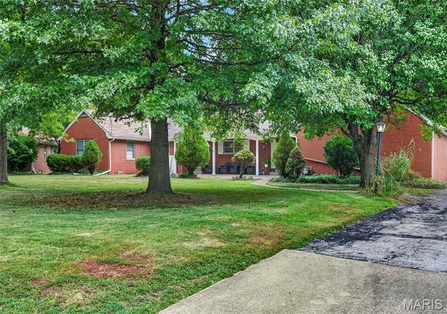 Photo 3 of Single family home for sale at 24 Weinel Dr, Fairview Heights, IL 62208 | MLS# MIS26061765 | Listing updated on 2026-10-02