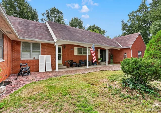 Photo 3 of Single family home for sale at 24 Weinel Dr, Fairview Heights, IL 62208 | MLS# MIS26061765 | Listing updated on 2026-10-02