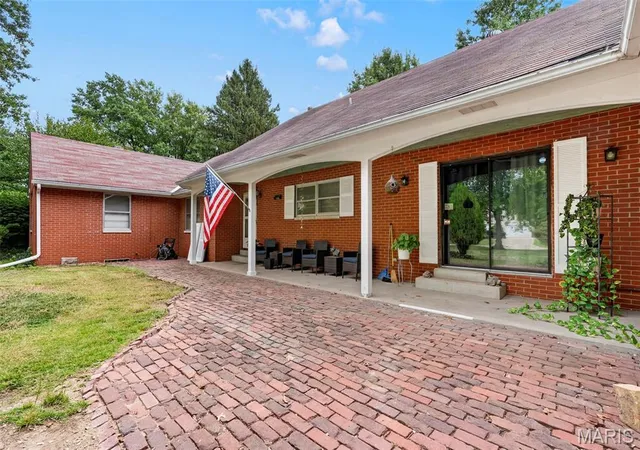 Photo 4 of Single family home for sale at 24 Weinel Dr, Fairview Heights, IL 62208 | MLS# MIS26061765 | Listing updated on 2026-10-02