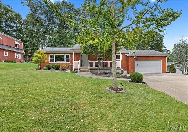 Photo 1 of Single family home for sale at 620 W Kinkead Rd, Hillsboro, IL 62049 | MLS# MIS26061781 | Listing updated on 2026-09-28