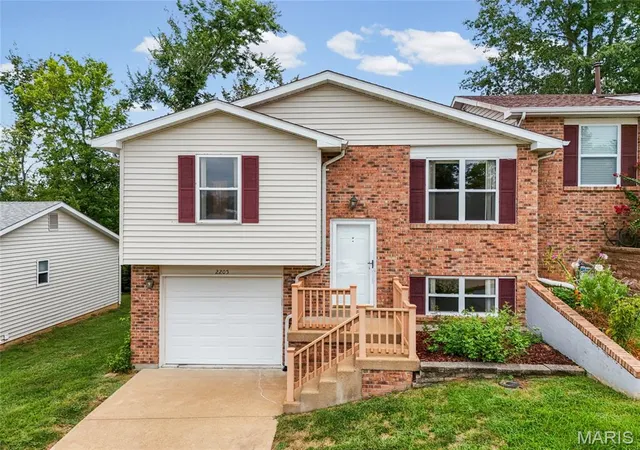 Photo 2 of Single family home for sale at 2205 Berrywood Ct, Arnold, MO 63010 | MLS# MIS26061793 | Listing updated on 2026-10-04