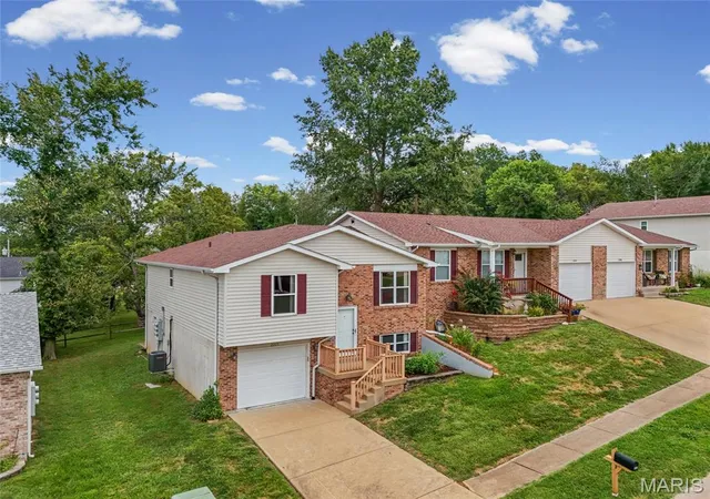 Photo 3 of Single family home for sale at 2205 Berrywood Ct, Arnold, MO 63010 | MLS# MIS26061793 | Listing updated on 2026-10-04