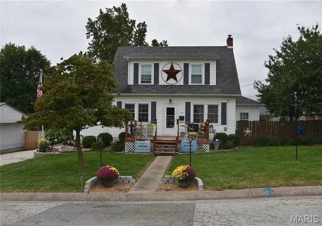 Single family home for sale at 523 W Olive St, Palmyra, MO 63461 | MLS# MIS26061806