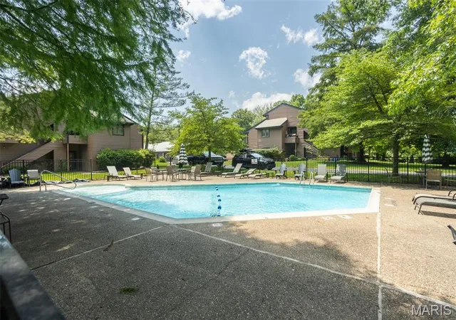 Listing Photo 4 - Condo for sale in building located at 13803 Amiot Dr, Maryland Heights, MO 63146 - Unit #B