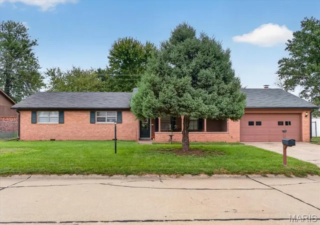Photo 1 of Single family home for sale at 208 Williamsburg Dr, Belleville, IL 62221 | MLS# MIS26061829 | Listing updated on 2026-10-05