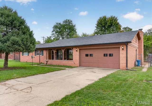 Photo 2 of Single family home for sale at 208 Williamsburg Dr, Belleville, IL 62221 | MLS# MIS26061829 | Listing updated on 2026-10-05