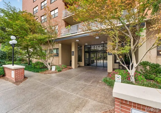 Listing Photo 3 - Condo for sale in building located at 4466 W Pine Blvd, St. Louis, MO 63108 - Unit #8C