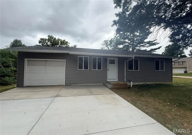 Photo 1 of Single family home for sale at 800 Flora Ave, Warrenton, MO 63383 | MLS# MIS26061839 | Listing updated on 2026-10-07