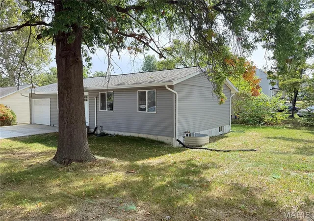 Photo 3 of Single family home for sale at 800 Flora Ave, Warrenton, MO 63383 | MLS# MIS26061839 | Listing updated on 2026-10-10