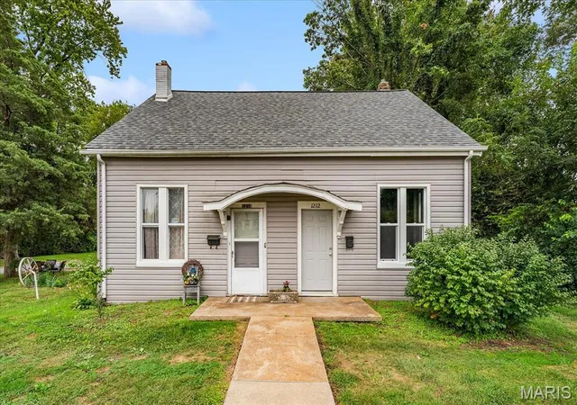 Photo 1 of Single family home for sale at 1214 Lebanon Ave, Belleville, IL 62221 | MLS# MIS26061846 | Listing updated on 2026-09-24