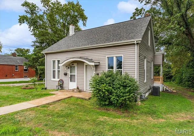 Photo 3 of Single family home for sale at 1214 Lebanon Ave, Belleville, IL 62221 | MLS# MIS26061846 | Listing updated on 2026-09-24
