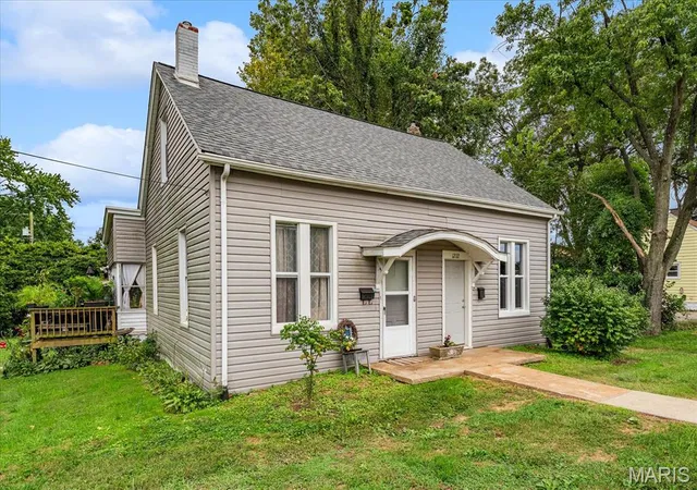 Photo 3 of Single family home for sale at 1214 Lebanon Ave, Belleville, IL 62221 | MLS# MIS26061846 | Listing updated on 2026-09-24
