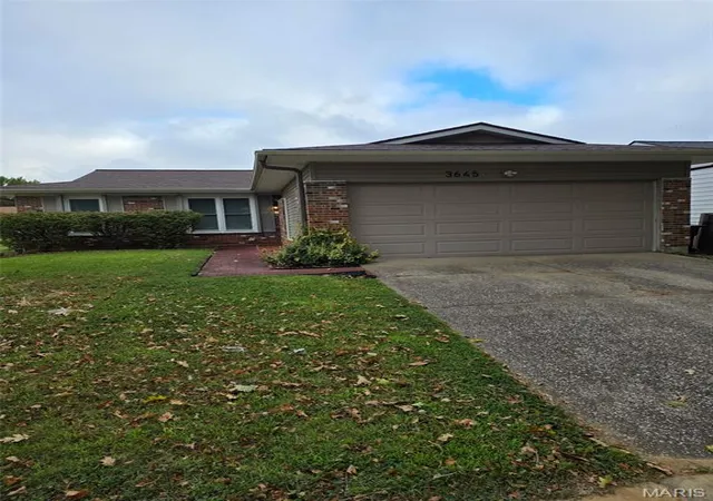 Photo 3 of Single family home for sale at 3645 Greenway Chase Dr, Florissant, MO 63031 | MLS# MIS26061876 | Listing updated on 2026-10-06