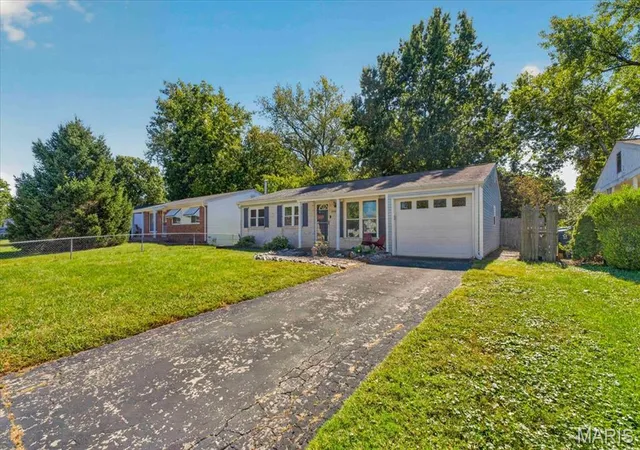 Photo 4 of Single family home for sale at 11974 Brookmont Dr, Maryland Heights, MO 63043 | MLS# MIS26061882 | Listing updated on 2026-10-07