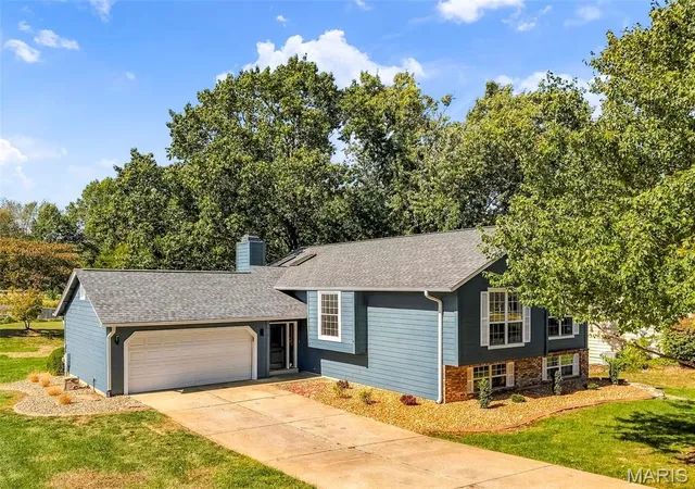 Photo 1 of Sale Pending at 925 Ampere Pl, Lake Saint Louis, MO 63367 | MLS# MIS26061884 | Listing updated on 2026-10-20