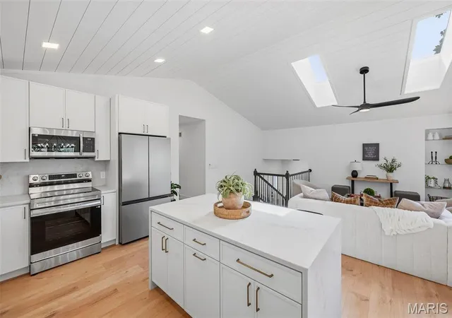 Photo 3 of Sale Pending at 925 Ampere Pl, Lake Saint Louis, MO 63367 | MLS# MIS26061884 | Listing updated on 2026-10-20