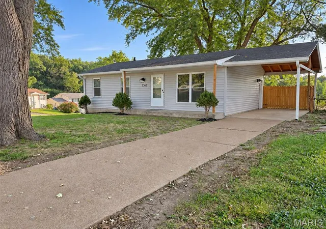 Photo 2 of Single family home for sale at 5362 Ville Angela Ln, Hazelwood, MO 63042 | MLS# MIS26061887 | Listing updated on 2026-10-08