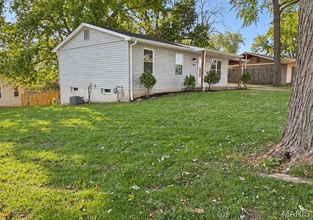 Photo 3 of Single family home for sale at 5362 Ville Angela Ln, Hazelwood, MO 63042 | MLS# MIS26061887 | Listing updated on 2026-10-08