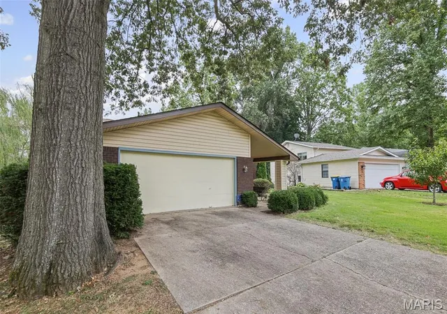 Photo 3 of Single family home for sale at 26 S Meadow Ln, Glen Carbon, IL 62034 | MLS# MIS26061890 | Listing updated on 2026-09-28