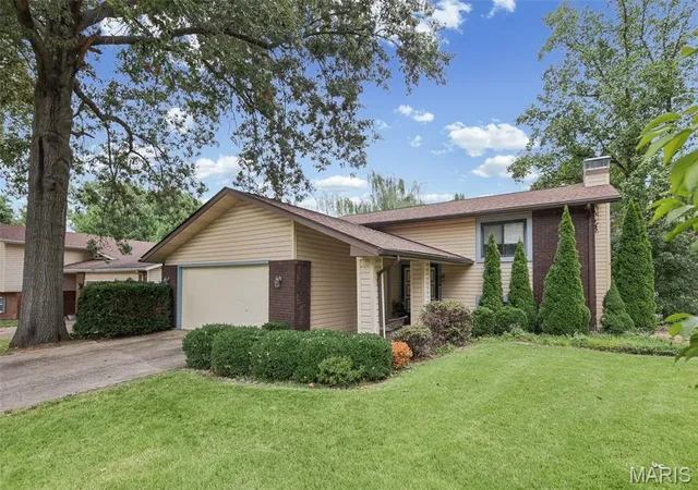 Photo 3 of Single family home for sale at 26 S Meadow Ln, Glen Carbon, IL 62034 | MLS# MIS26061890 | Listing updated on 2026-09-28