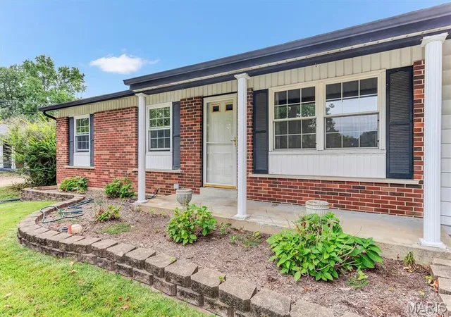 Photo 2 of Sale Pending at 11912 Mckelvey Gdns Dr, Maryland Heights, MO 63043 | MLS# MIS26061895 | Listing updated on 2026-10-02