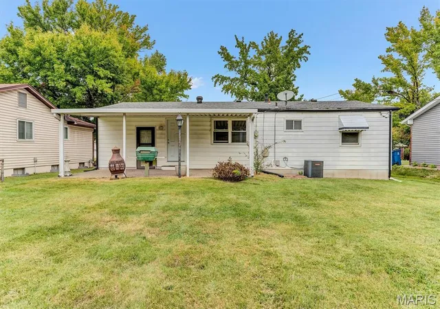 Photo 3 of Sale Pending at 11912 Mckelvey Gdns Dr, Maryland Heights, MO 63043 | MLS# MIS26061895 | Listing updated on 2026-10-02