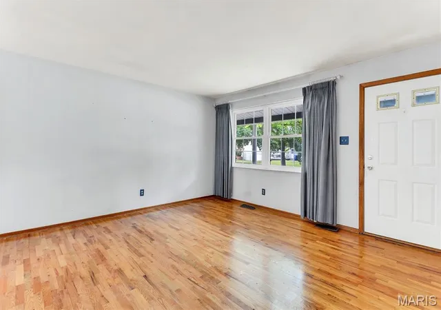 Photo 4 of Sale Pending at 11912 Mckelvey Gdns Dr, Maryland Heights, MO 63043 | MLS# MIS26061895 | Listing updated on 2026-10-02