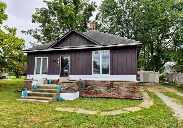 Single family home for sale at 418 E Elm St, Gillespie, IL 62033 | MLS# MIS26061900