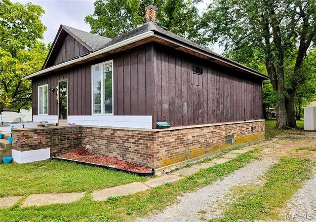 Photo 2 of Single family home for sale at 418 E Elm St, Gillespie, IL 62033 | MLS# MIS26061900 | Listing updated on 2026-09-26
