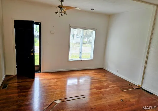 Photo 3 of Single family home for sale at 418 E Elm St, Gillespie, IL 62033 | MLS# MIS26061900 | Listing updated on 2026-09-26