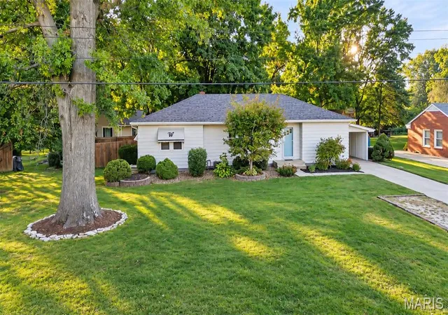 Photo 2 of Single family home for sale at 163 Norwood Pl, East Alton, IL 62024 | MLS# MIS26061902 | Listing updated on 2026-10-07
