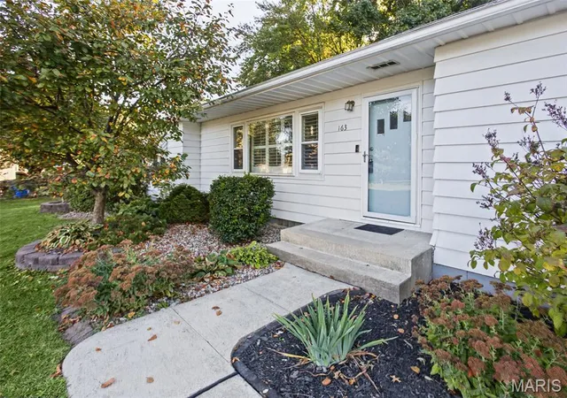 Photo 3 of Single family home for sale at 163 Norwood Pl, East Alton, IL 62024 | MLS# MIS26061902 | Listing updated on 2026-10-07