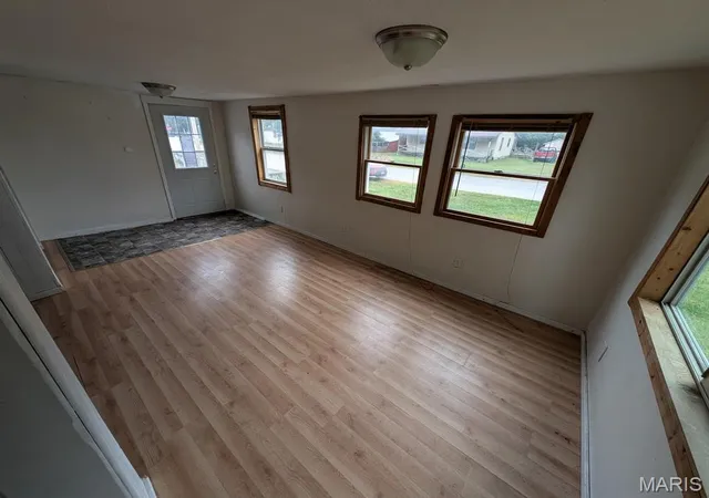 Photo 3 of Manufactured home for sale at 117 S Thompson St, Ramsey, IL 62080 | MLS# MIS26061903 | Listing updated on 2026-09-24