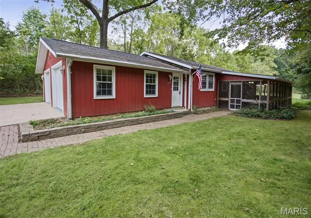 Photo 2 of Single family home for sale at 26302 Elsah Hills Dr, Dow, IL 62022 | MLS# MIS26061905 | Listing updated on 2026-10-16