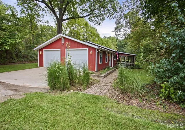 Photo 3 of Single family home for sale at 26302 Elsah Hills Dr, Dow, IL 62022 | MLS# MIS26061905 | Listing updated on 2026-10-16