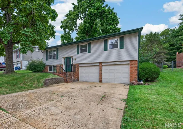 Photo 1 of Sale Pending at 1129 Yorktown Dr, Saint Charles, MO 63303 | MLS# MIS26061916 | Listing updated on 2026-09-28