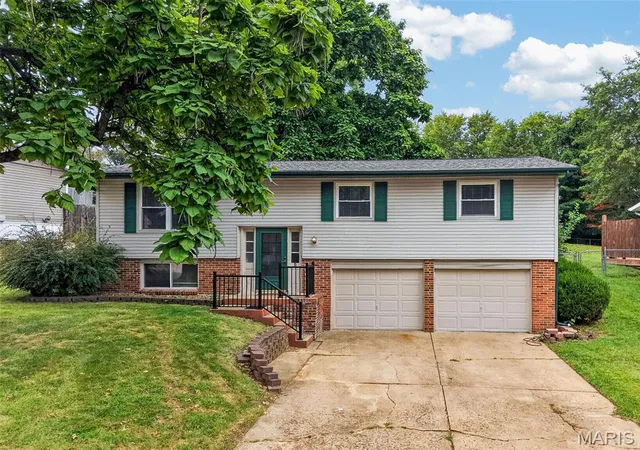 Photo 2 of Sale Pending at 1129 Yorktown Dr, Saint Charles, MO 63303 | MLS# MIS26061916 | Listing updated on 2026-09-28