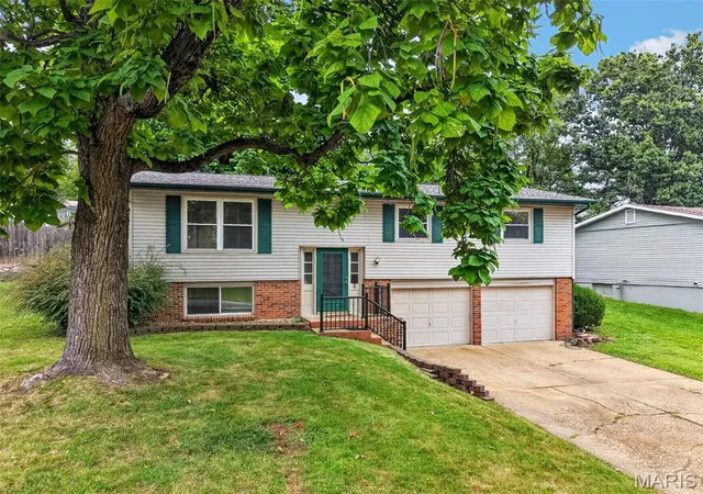 Photo 3 of Sale Pending at 1129 Yorktown Dr, Saint Charles, MO 63303 | MLS# MIS26061916 | Listing updated on 2026-09-28