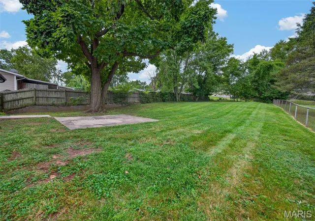 Photo 3 of Sale Pending at 1129 Yorktown Dr, Saint Charles, MO 63303 | MLS# MIS26061916 | Listing updated on 2026-09-28