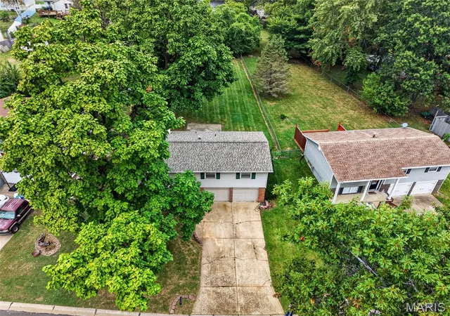 Photo 4 of Sale Pending at 1129 Yorktown Dr, Saint Charles, MO 63303 | MLS# MIS26061916 | Listing updated on 2026-09-28